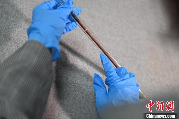 2024年5月7日，拍攝的甘肅省博物館館藏國寶級(jí)文物“白馬作”毛筆。李亞龍　攝