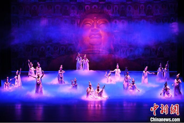 7月18日晚，中國(guó)經(jīng)典舞劇《絲路花雨》在甘肅蘭州黃河劇院進(jìn)行演出。中國(guó)經(jīng)典舞劇《絲路花雨》迎來(lái)45周年，7月17日-8月4日在蘭州開(kāi)啟為期多天的駐場(chǎng)演出。該舞劇取材于敦煌莫高窟壁畫(huà)，集中國(guó)霓裳羽衣舞、敦煌舞、印度舞、黑巾舞、波斯馬鈴舞等于一身，自1979年演出至今，該劇先后在40多個(gè)國(guó)家和地區(qū)演出近4000場(chǎng)，觀眾550多萬(wàn)人次。中新社記者 李亞龍 攝</p>
<p>