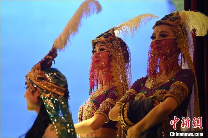 7月18日晚，中國(guó)經(jīng)典舞劇《絲路花雨》在甘肅蘭州黃河劇院進(jìn)行演出。中國(guó)經(jīng)典舞劇《絲路花雨》迎來(lái)45周年，7月17日-8月4日在蘭州開(kāi)啟為期多天的駐場(chǎng)演出。該舞劇取材于敦煌莫高窟壁畫(huà)，集中國(guó)霓裳羽衣舞、敦煌舞、印度舞、黑巾舞、波斯馬鈴舞等于一身，自1979年演出至今，該劇先后在40多個(gè)國(guó)家和地區(qū)演出近4000場(chǎng)，觀眾550多萬(wàn)人次。中新社記者 李亞龍 攝</p>
<p>