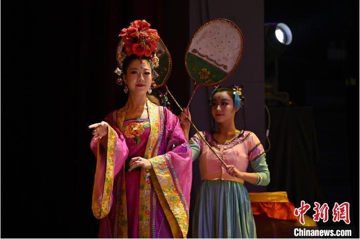 7月18日晚，中國(guó)經(jīng)典舞劇《絲路花雨》在甘肅蘭州黃河劇院進(jìn)行演出。中國(guó)經(jīng)典舞劇《絲路花雨》迎來(lái)45周年，7月17日-8月4日在蘭州開(kāi)啟為期多天的駐場(chǎng)演出。該舞劇取材于敦煌莫高窟壁畫(huà)，集中國(guó)霓裳羽衣舞、敦煌舞、印度舞、黑巾舞、波斯馬鈴舞等于一身，自1979年演出至今，該劇先后在40多個(gè)國(guó)家和地區(qū)演出近4000場(chǎng)，觀眾550多萬(wàn)人次。中新社記者 李亞龍 攝</p>
<p>