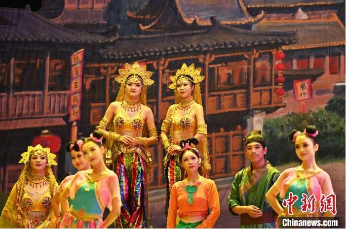 7月18日晚，中國(guó)經(jīng)典舞劇《絲路花雨》在甘肅蘭州黃河劇院進(jìn)行演出。中國(guó)經(jīng)典舞劇《絲路花雨》迎來(lái)45周年，7月17日-8月4日在蘭州開(kāi)啟為期多天的駐場(chǎng)演出。該舞劇取材于敦煌莫高窟壁畫(huà)，集中國(guó)霓裳羽衣舞、敦煌舞、印度舞、黑巾舞、波斯馬鈴舞等于一身，自1979年演出至今，該劇先后在40多個(gè)國(guó)家和地區(qū)演出近4000場(chǎng)，觀眾550多萬(wàn)人次。中新社記者 李亞龍 攝</p>
<p>