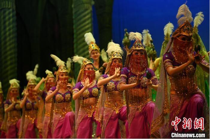 7月18日晚，中國(guó)經(jīng)典舞劇《絲路花雨》在甘肅蘭州黃河劇院進(jìn)行演出。中國(guó)經(jīng)典舞劇《絲路花雨》迎來(lái)45周年，7月17日-8月4日在蘭州開(kāi)啟為期多天的駐場(chǎng)演出。該舞劇取材于敦煌莫高窟壁畫(huà)，集中國(guó)霓裳羽衣舞、敦煌舞、印度舞、黑巾舞、波斯馬鈴舞等于一身，自1979年演出至今，該劇先后在40多個(gè)國(guó)家和地區(qū)演出近4000場(chǎng)，觀眾550多萬(wàn)人次。中新社記者 李亞龍 攝</p>
<p>