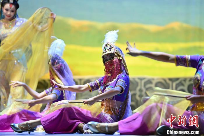 7月18日晚，中國(guó)經(jīng)典舞劇《絲路花雨》在甘肅蘭州黃河劇院進(jìn)行演出。中國(guó)經(jīng)典舞劇《絲路花雨》迎來(lái)45周年，7月17日-8月4日在蘭州開(kāi)啟為期多天的駐場(chǎng)演出。該舞劇取材于敦煌莫高窟壁畫(huà)，集中國(guó)霓裳羽衣舞、敦煌舞、印度舞、黑巾舞、波斯馬鈴舞等于一身，自1979年演出至今，該劇先后在40多個(gè)國(guó)家和地區(qū)演出近4000場(chǎng)，觀眾550多萬(wàn)人次。中新社記者 李亞龍 攝</p>
<p>