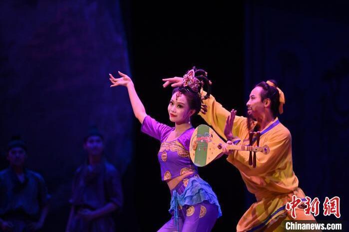 7月18日晚，中國(guó)經(jīng)典舞劇《絲路花雨》在甘肅蘭州黃河劇院進(jìn)行演出。中國(guó)經(jīng)典舞劇《絲路花雨》迎來(lái)45周年，7月17日-8月4日在蘭州開(kāi)啟為期多天的駐場(chǎng)演出。該舞劇取材于敦煌莫高窟壁畫(huà)，集中國(guó)霓裳羽衣舞、敦煌舞、印度舞、黑巾舞、波斯馬鈴舞等于一身，自1979年演出至今，該劇先后在40多個(gè)國(guó)家和地區(qū)演出近4000場(chǎng)，觀眾550多萬(wàn)人次。中新社記者 李亞龍 攝</p>
<p>