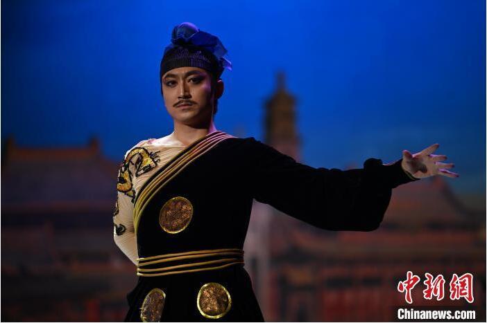 7月18日晚，中國(guó)經(jīng)典舞劇《絲路花雨》在甘肅蘭州黃河劇院進(jìn)行演出。中國(guó)經(jīng)典舞劇《絲路花雨》迎來(lái)45周年，7月17日-8月4日在蘭州開(kāi)啟為期多天的駐場(chǎng)演出。該舞劇取材于敦煌莫高窟壁畫(huà)，集中國(guó)霓裳羽衣舞、敦煌舞、印度舞、黑巾舞、波斯馬鈴舞等于一身，自1979年演出至今，該劇先后在40多個(gè)國(guó)家和地區(qū)演出近4000場(chǎng)，觀眾550多萬(wàn)人次。中新社記者 李亞龍 攝