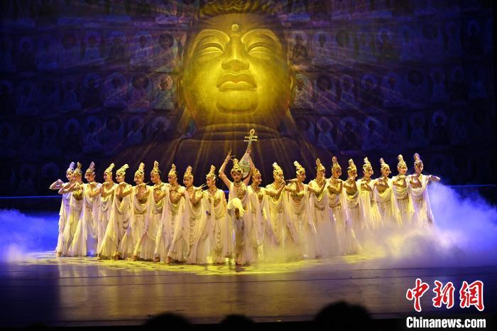 7月18日晚，中國經(jīng)典舞劇《絲路花雨》在甘肅蘭州黃河劇院演出。李亞龍 攝