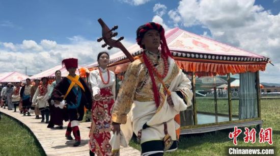 2024年6月，甘肅甘南藏族自治州上演藏服時(shí)裝秀。(資料圖)高瑩 攝