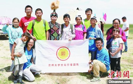 圖為蘭州大學文化行者團隊走進民族社區(qū)。(資料圖)蘭州大學供圖