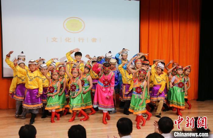 圖為蘭州大學文化行者團隊走進民族社區(qū)，開展系列活動。(資料圖)蘭州大學供圖