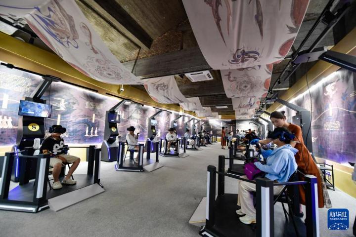 7月22日，游客線下體驗(yàn)“尋境敦煌——數(shù)字敦煌沉浸展”。新華社記者 郎兵兵 攝</p>
<p>
