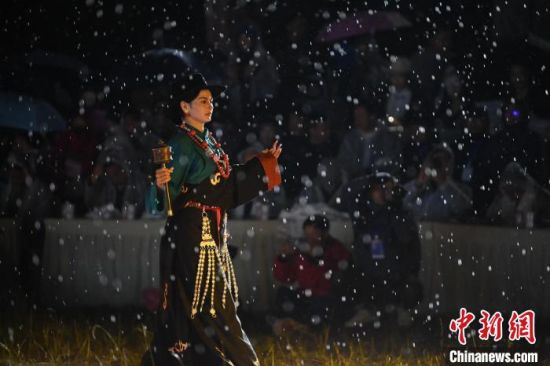 圖為2024年8月6日晚大賽現(xiàn)場(chǎng)模特進(jìn)行比賽。李亞龍 攝