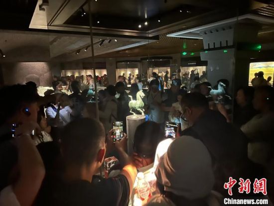 8月17日至23日，“濃濃民族情 兩岸一家親”臺(tái)灣同胞參訪團(tuán)甘肅行交流活動(dòng)在甘肅展開。圖為臺(tái)胞參觀甘肅省博物館。中新社記者 閆姣 攝