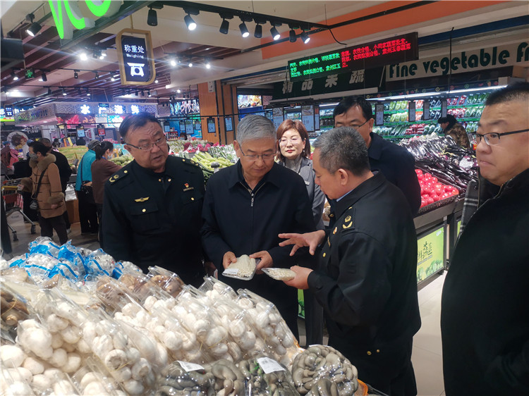 圖為市委常委、市紀(jì)委書記、市監(jiān)委主任張學(xué)勇調(diào)研食品安全責(zé)任包保企業(yè)西部天地商貿(mào)有限責(zé)任公司.jpg