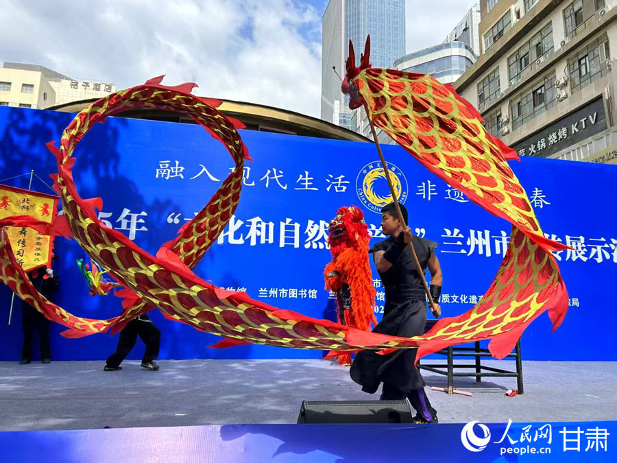 柴宗峰在2025年“文化和自然遺產(chǎn)日”蘭州市非遺宣傳展示活動(dòng)中表演舞獅。人民網(wǎng)記者 焦隆攝