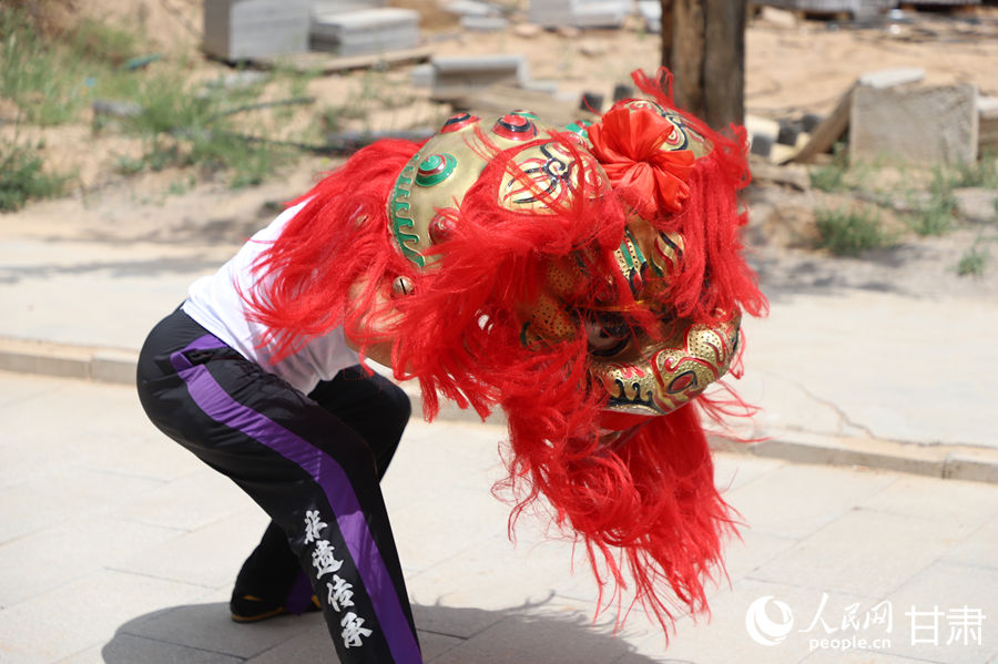 柴宗峰在桃林村展示蘭州北獅風(fēng)采。人民網(wǎng)記者 焦隆攝