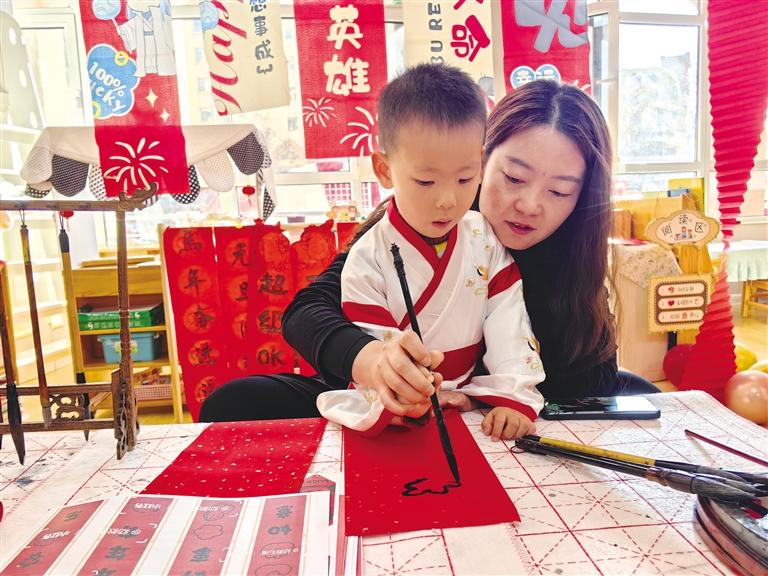 傳統(tǒng)文化潤(rùn)童心 親子相伴迎新年